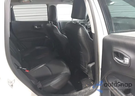 2019 Jeep Compass Latitude 4X4 z USA, uszkodzony, nr VIN 3C4NJDBB5KT593479